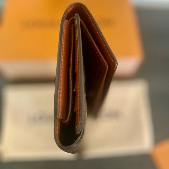 Louis Vuitton International Wallet - Picture 13 of 15